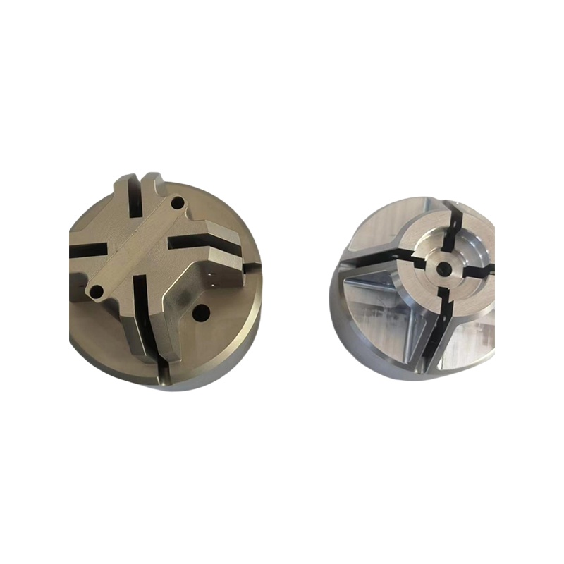 Four-jaw single-action chuck/lathe chuck